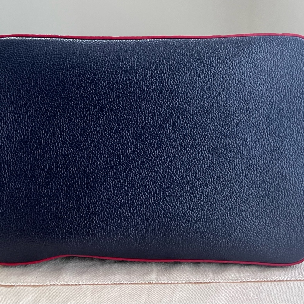 Louis Vuitton
NeoNoe Handbag Monogram Empreinte Leather MM - Picture 10 of 16